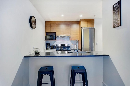 Bleury Furnished Apartments image 11