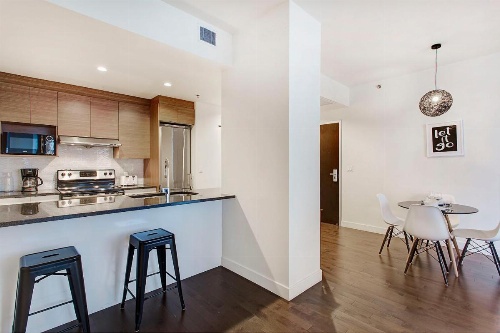 Bleury Furnished Apartments image 117