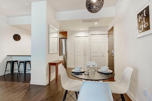 Bleury Furnished Apartments image 119