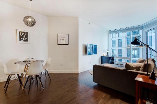 Bleury Furnished Apartments image 123