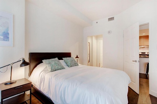 Bleury Furnished Apartments image 22