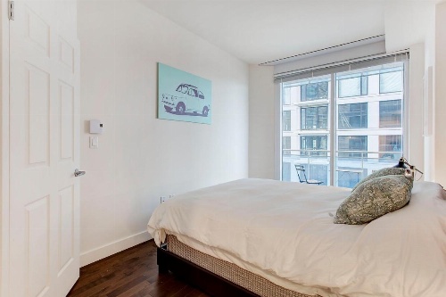 Bleury Furnished Apartments image 23