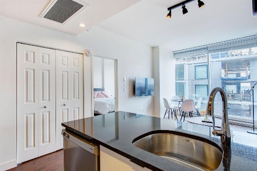 Bleury Furnished Apartments image 29