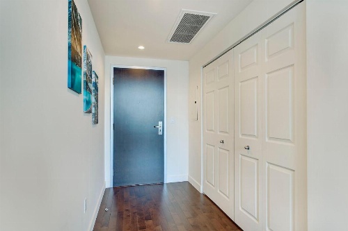 Bleury Furnished Apartments image 40