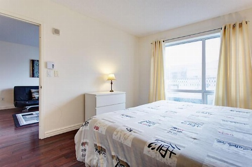 Bleury Furnished Apartments image 75