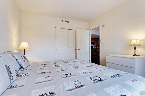 Bleury Furnished Apartments image 77