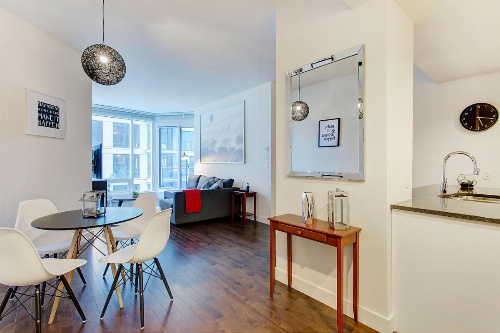 Bleury Furnished Apartments image 8