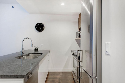 Bleury Furnished Apartments image 9